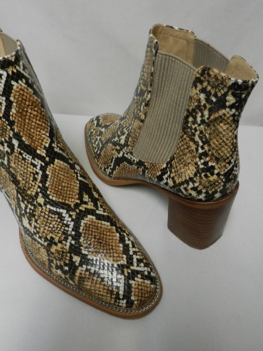 Vince Camuto Jentilliy Leather Snake Print Ankle Boots Booties pull on Size Sz 9
